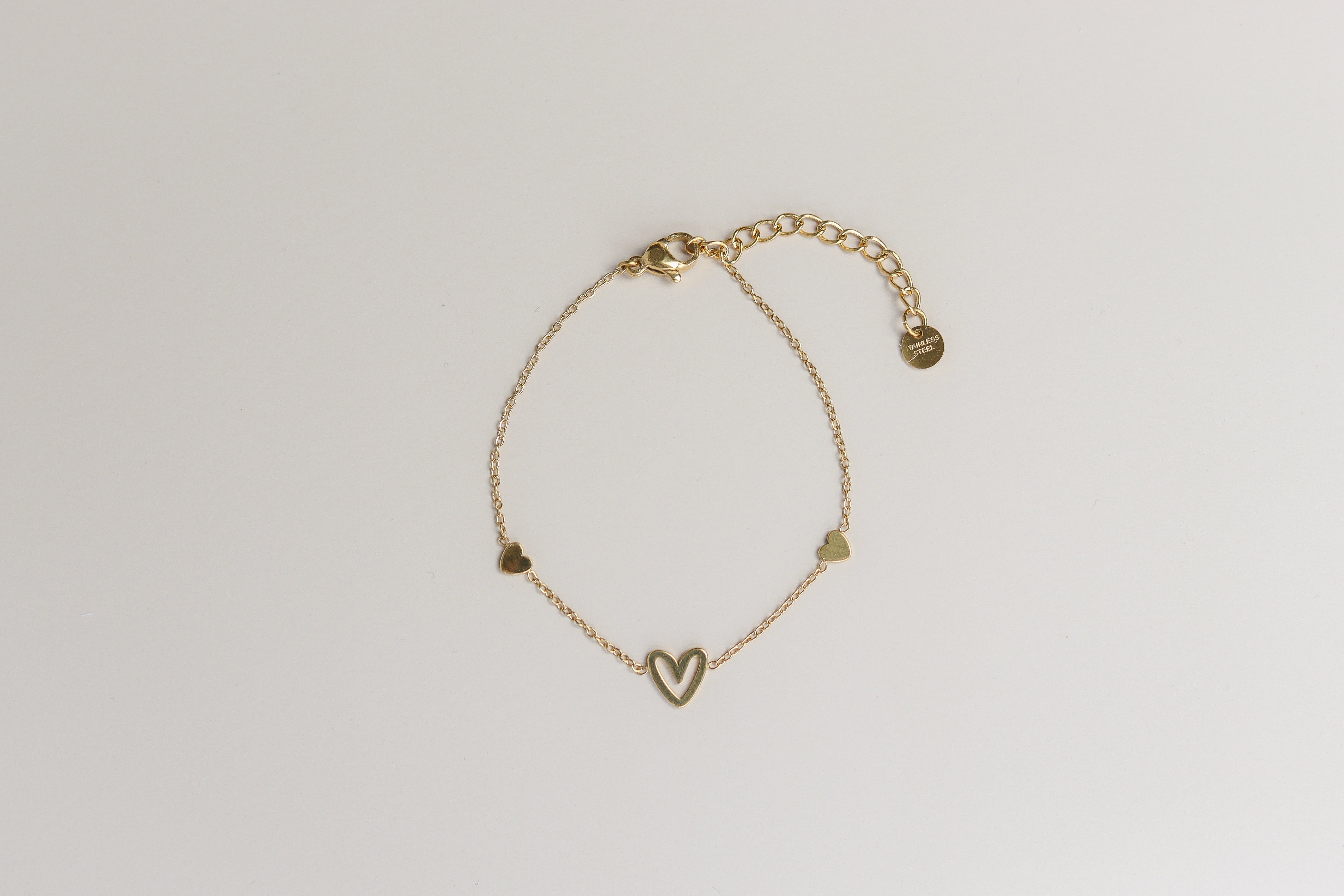 Gouden armband met drie hartjes en verlengstukje