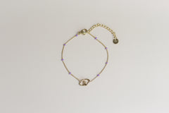 Gouden armband met verbonden hartjes en paarse kraaltjes