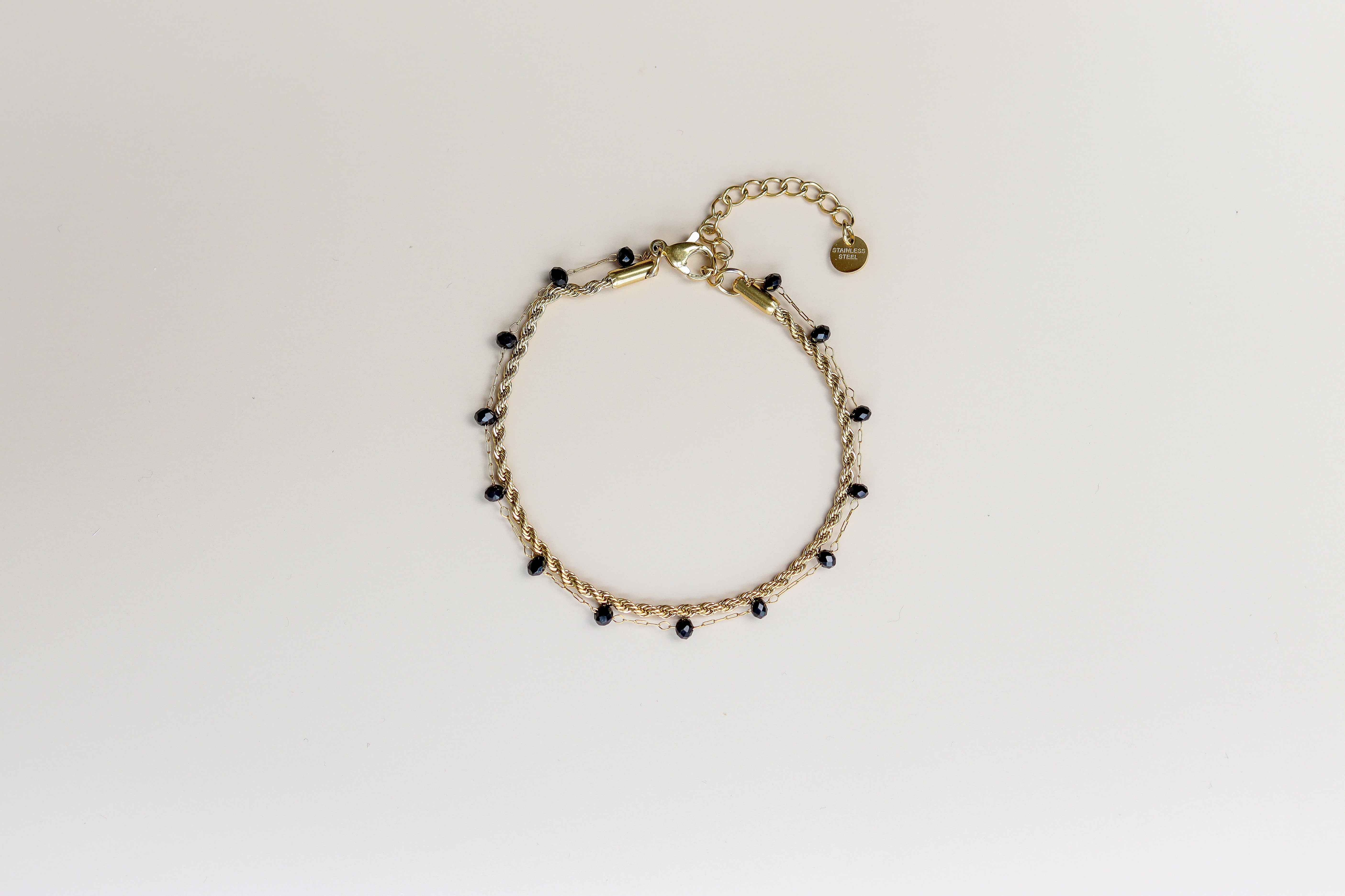 Gouden armband zwarte kraaltjes met verlengstukje