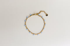 Gouden dubbele armband met blauwe kraaltjes en verlengstukje