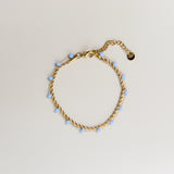 Gouden dubbele armband met blauwe kraaltjes en verlengstukje