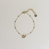 Armband met verbonden hartjes en zwarte kraaltjes-goud