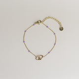 Armband met verbonden hartjes en paarse kraaltjes- goud