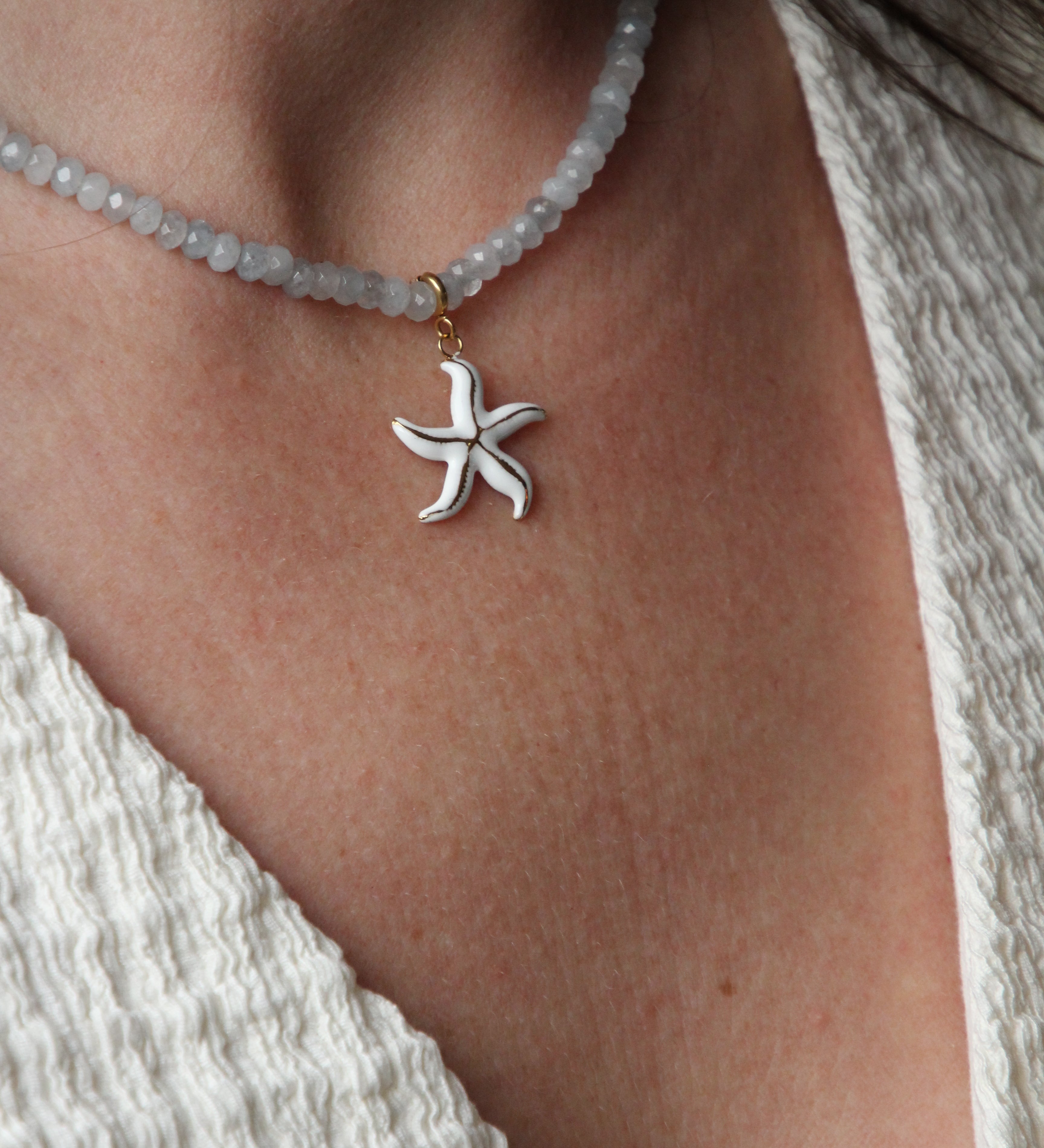 Ketting van lichtblauwe kralen-goud
