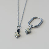 Ronde natuursteen met zwarte kraal-zilver