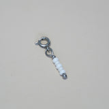 Knijpbedel witte ronde kraaltjes - zilver