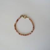 Armband van roestbruine kralen-goud