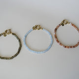 Armband van lichtblauwe kralen-goud