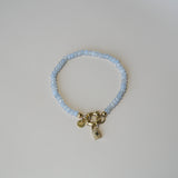 Armband van lichtblauwe kralen-goud