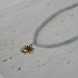 Ketting van lichtblauwe kralen-goud