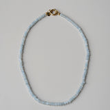 Ketting van lichtblauwe kralen-goud