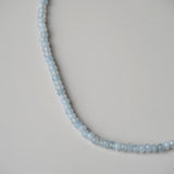 Ketting van lichtblauwe kralen-goud