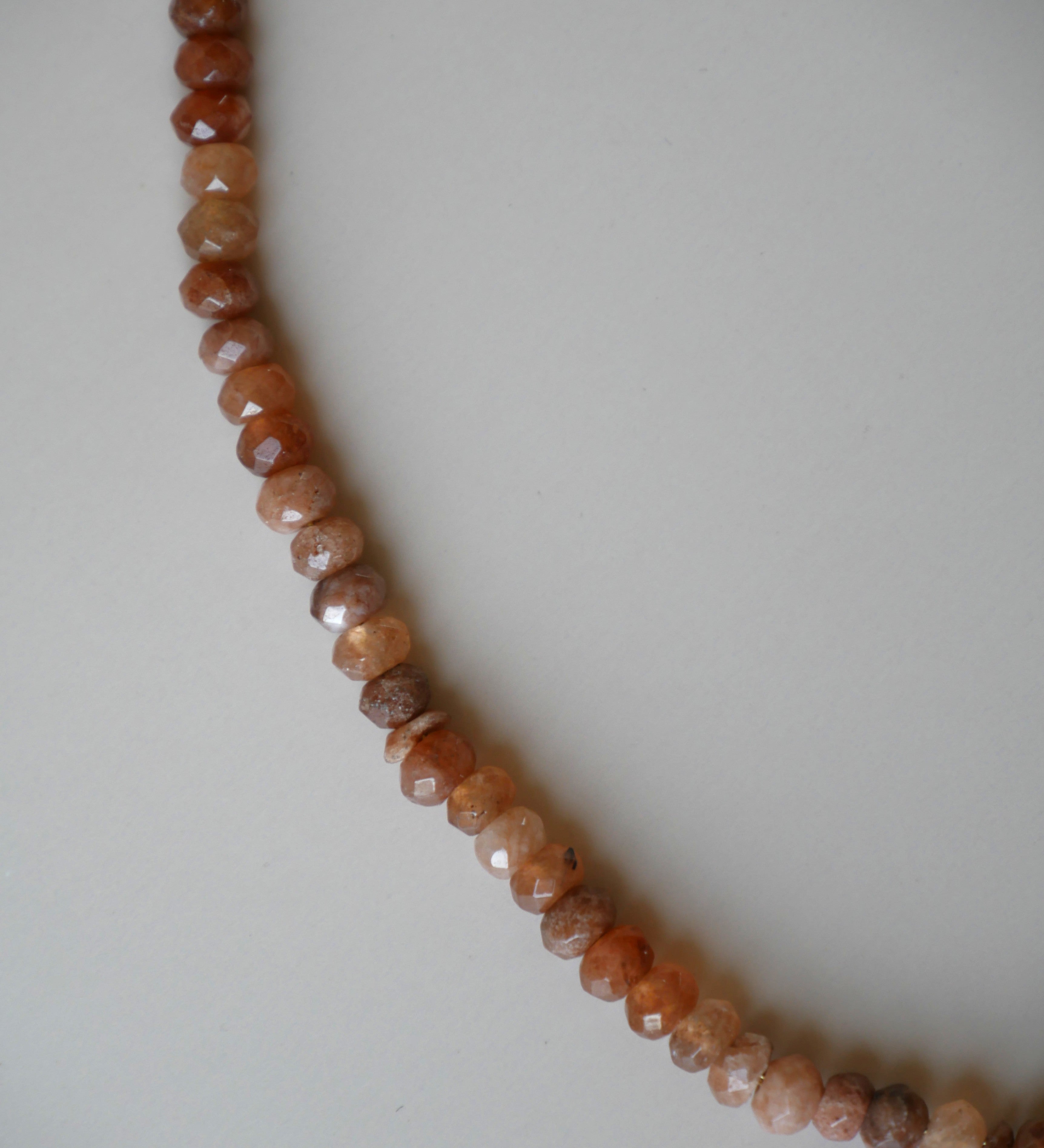 Ketting met roestbruine kralen-goud