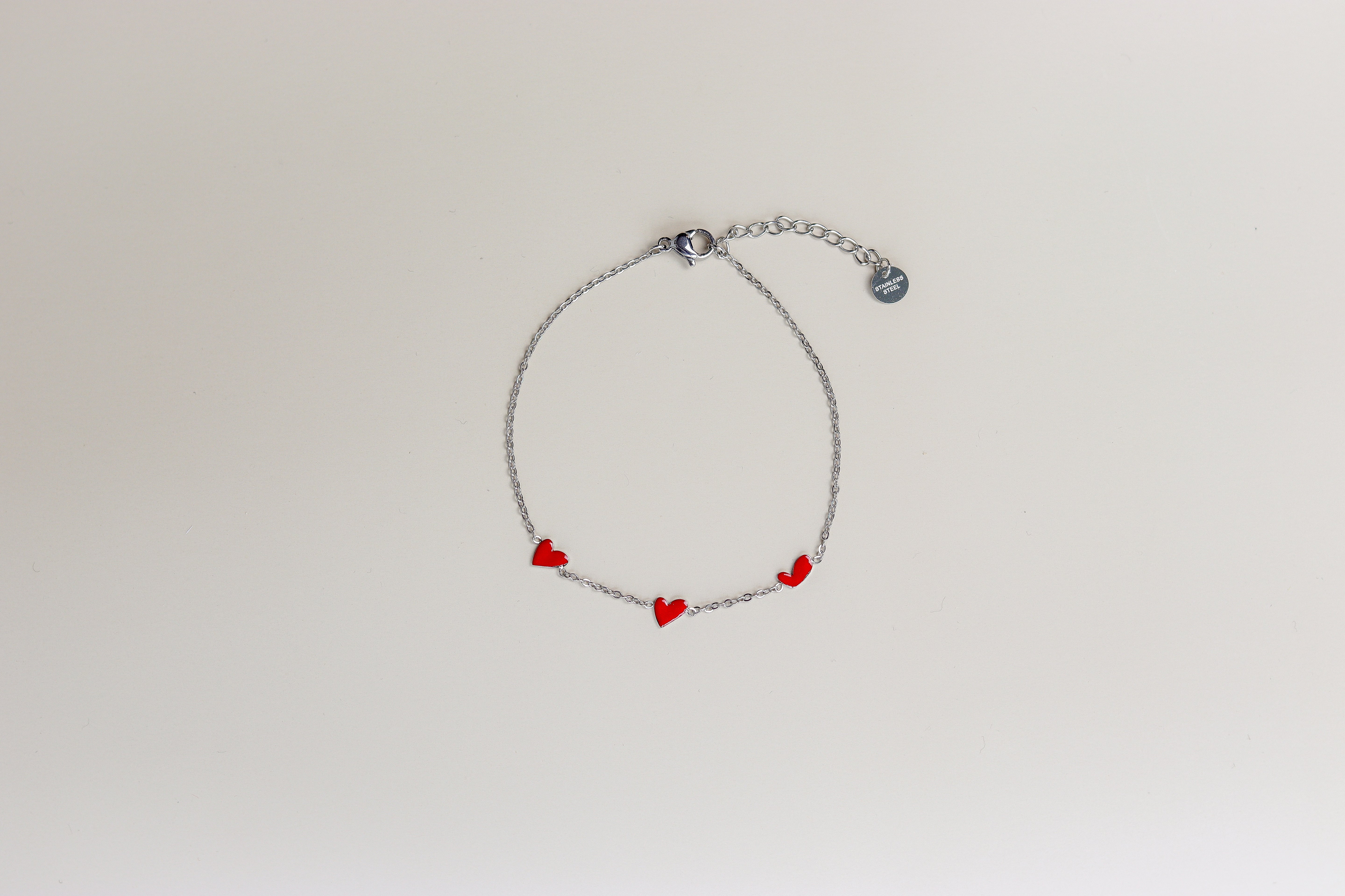 Zilveren armband met rode hartjes en verlengstukje