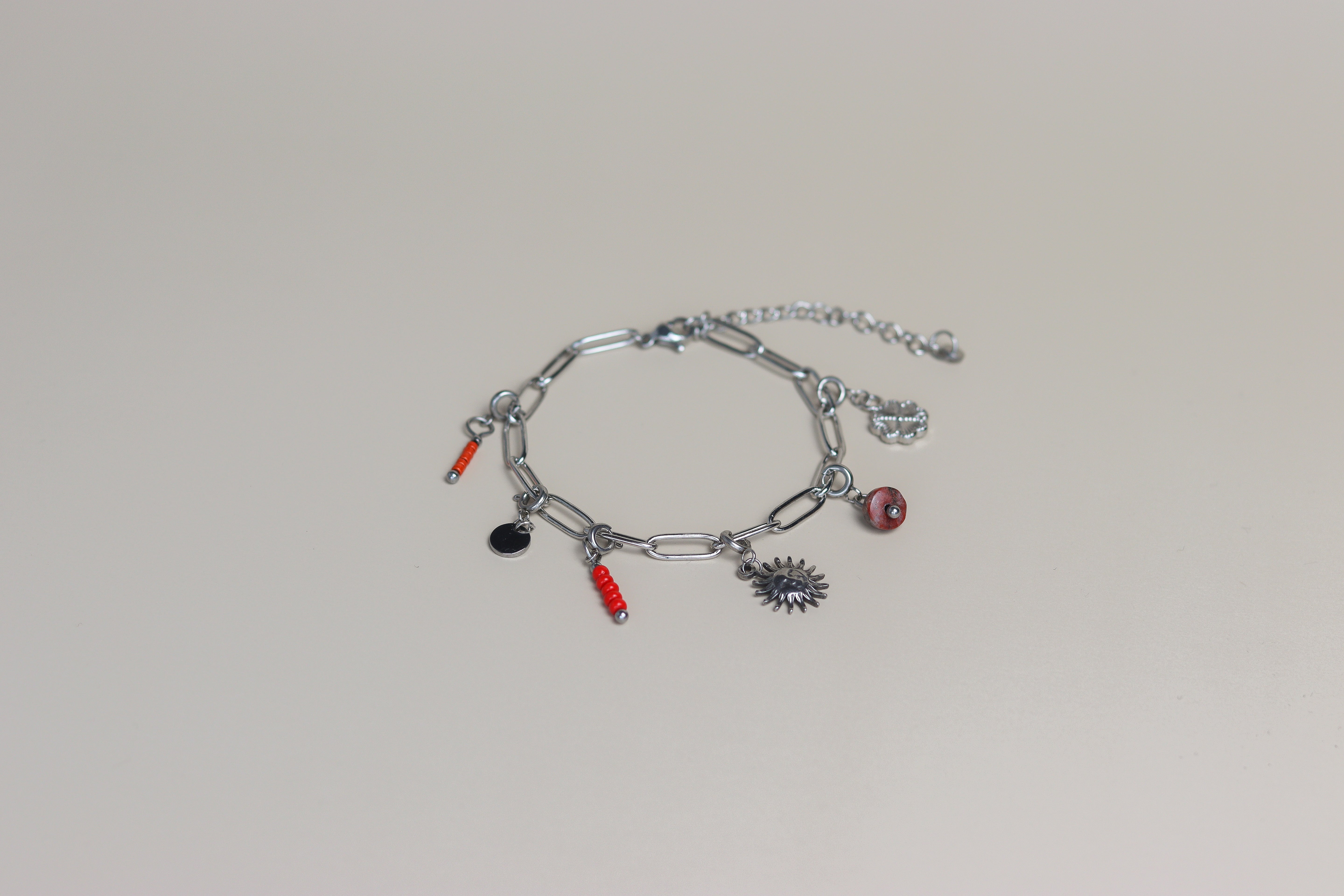 Zilveren schakelarmband met bedels en verlengstukje