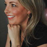 Armband met verbonden hartjes en paarse kraaltjes- goud