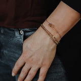 Armband met verbonden hartjes en paarse kraaltjes- goud